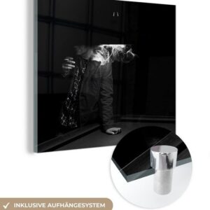 MuchoWow Acrylglasbild Mann lehnt sich an Billardtisch in Film noir, (1 St), Glasbilder - Bilder auf Glas Wandbild - Foto auf Glas - Wanddekoration