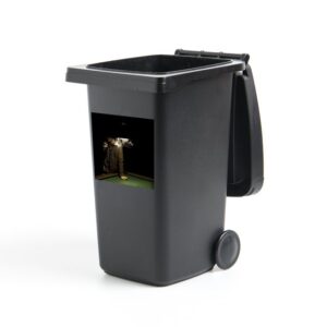 MuchoWow Wandsticker Rauchender Mann über einem Billardtisch in einem Film noir (1 St), Mülleimer-aufkleber, Mülltonne, Sticker, Container, Abfalbehälter