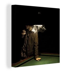 OneMillionCanvasses® Leinwandbild Rauchender Mann über einem Billardtisch in einem Film noir, (1 St), Leinwand Bilder für Wohnzimmer Schlafzimmer